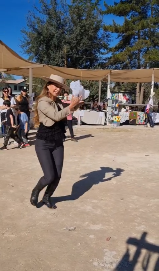 Celebración comunitaria del día de la niñez en la pista de Valle Ecuestre, Lampa, con niños en mini clases de equitación y stands de emprendedores locales durante agosto de 2023.