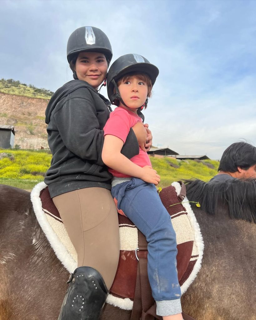 Diana junto al caballo Nicolás recorriendo los terrenos iniciales en proceso de arreglo del Fundo Talanquén en Colina durante octubre de 2023.