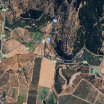 Pantalla de un smartphone mostrando la ruta de navegación GPS hacia el Fundo Tutucura de Fundación Equicentro en la comuna de Pencahue.