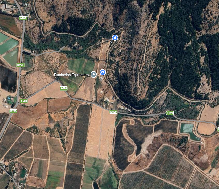 Pantalla de un smartphone mostrando la ruta de navegación GPS hacia el Fundo Tutucura de Fundación Equicentro en la comuna de Pencahue.